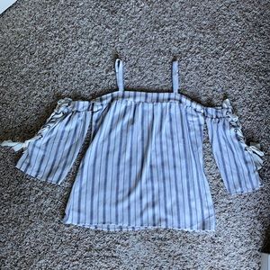 Buckle top size small